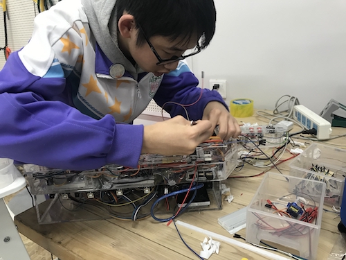 邵航同学制作参赛电子作品.jpg