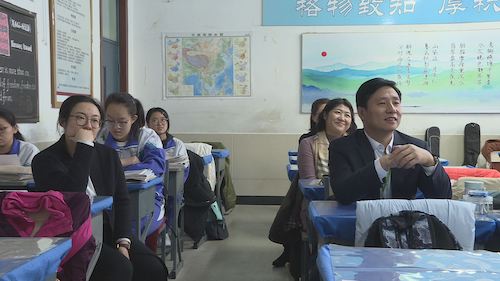 1544596167263.jpg 邵校长和张晓娟校长听讲-中景.jpg