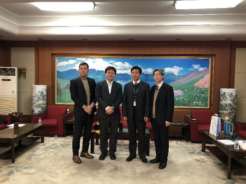 与延世大学校长助理合影~1.jpg