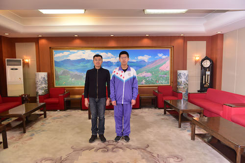 1552343173887.jpg 东北师大附中金牌选手、国家集训队成员项盛业与教练员万利丰合影.jpg