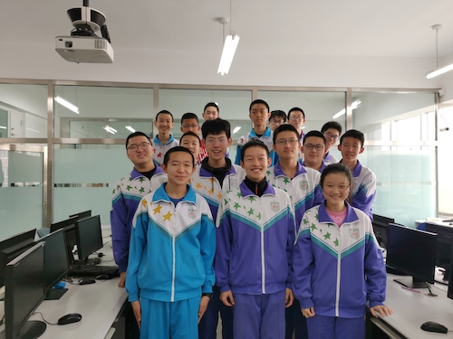 东师附中信奥团队部分队员在信奥竞赛专业机房合影.jpg