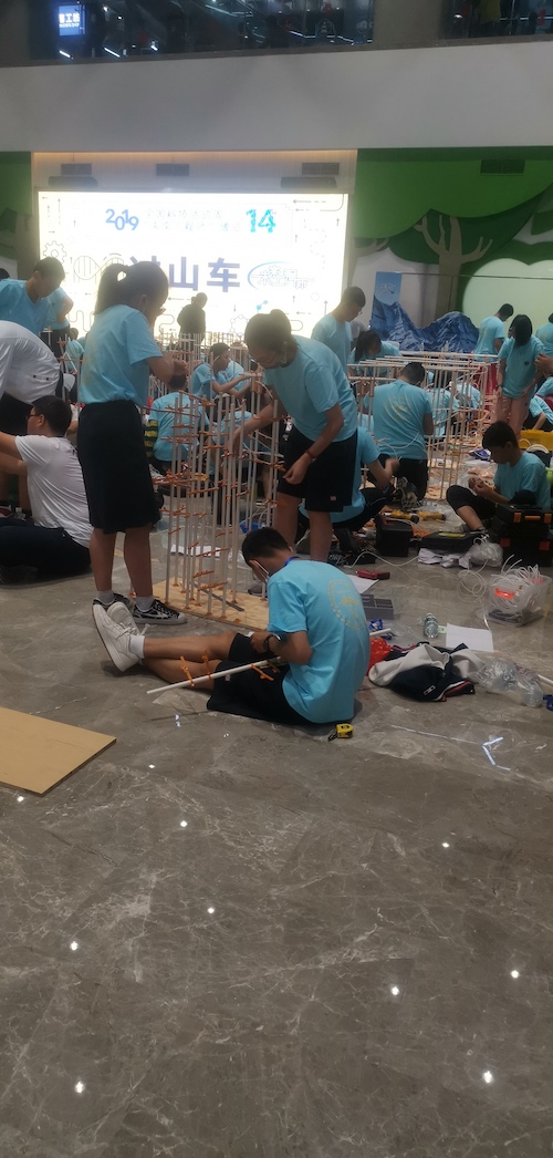 图4杨皓钧、魏遴桐、金诗晗赛中搭建过山车.jpg