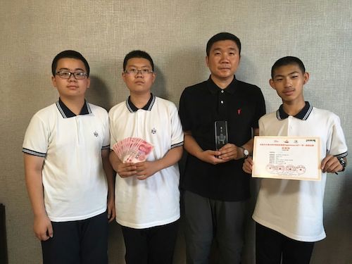图3学生在初中参赛时获奖照片 左一任泓吉（现高一16班）、左三郑策老师（初中部指导教师）、左四杨皓钧（现高一12班）.jpg