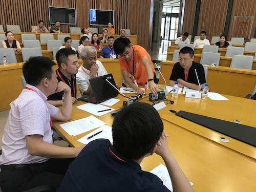 1578445578003.jpg 盖巍奇同学向评委们展示项目作品1.jpg