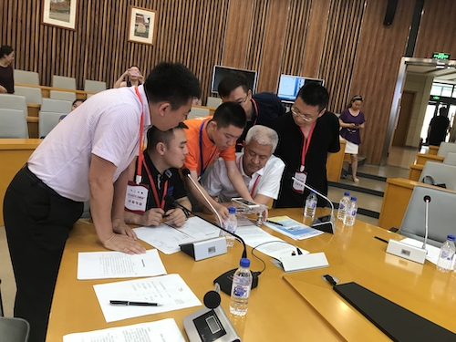 1578445593256.jpg 韩松泽同学向评委展示项目作品.jpg