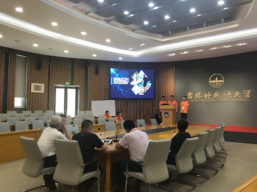 1578445623214.jpg 任泓吉、杨皓钧、刘剑桥三位同学进行项目展示.jpg